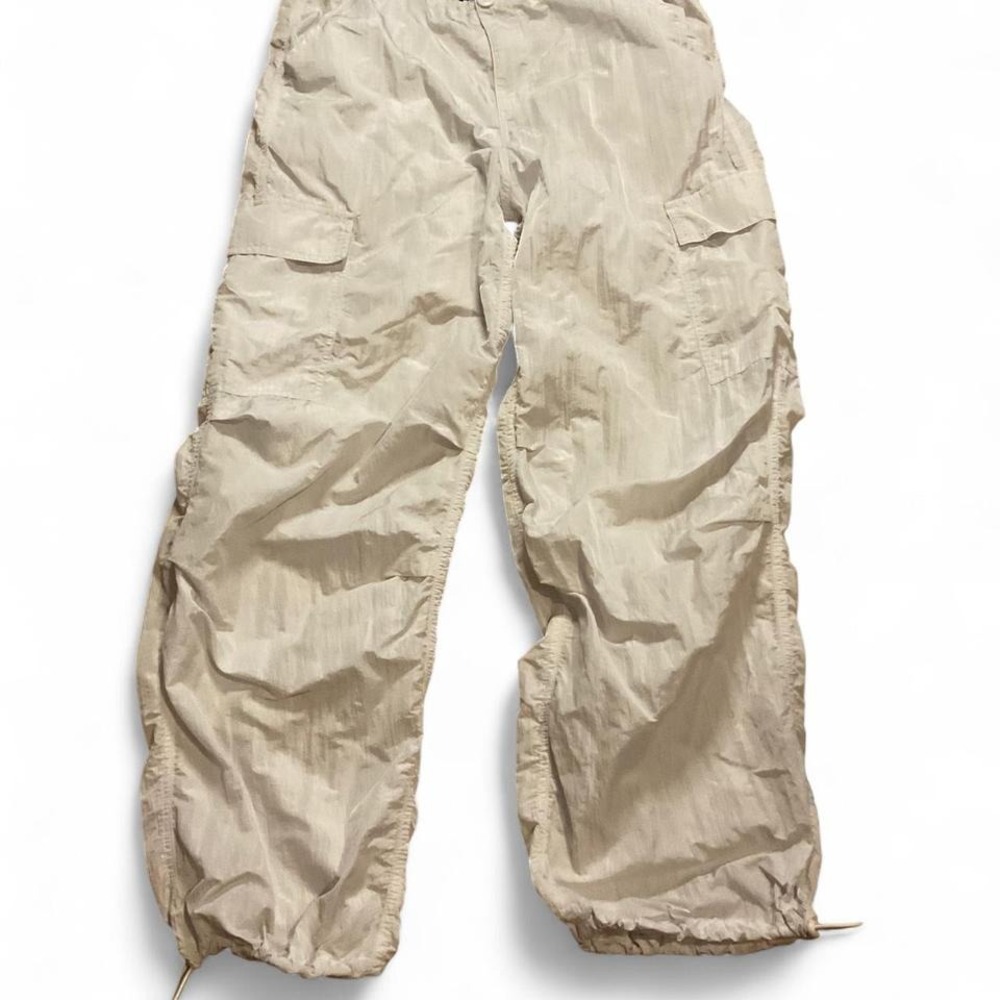 White fox parachute pants‎ flaw